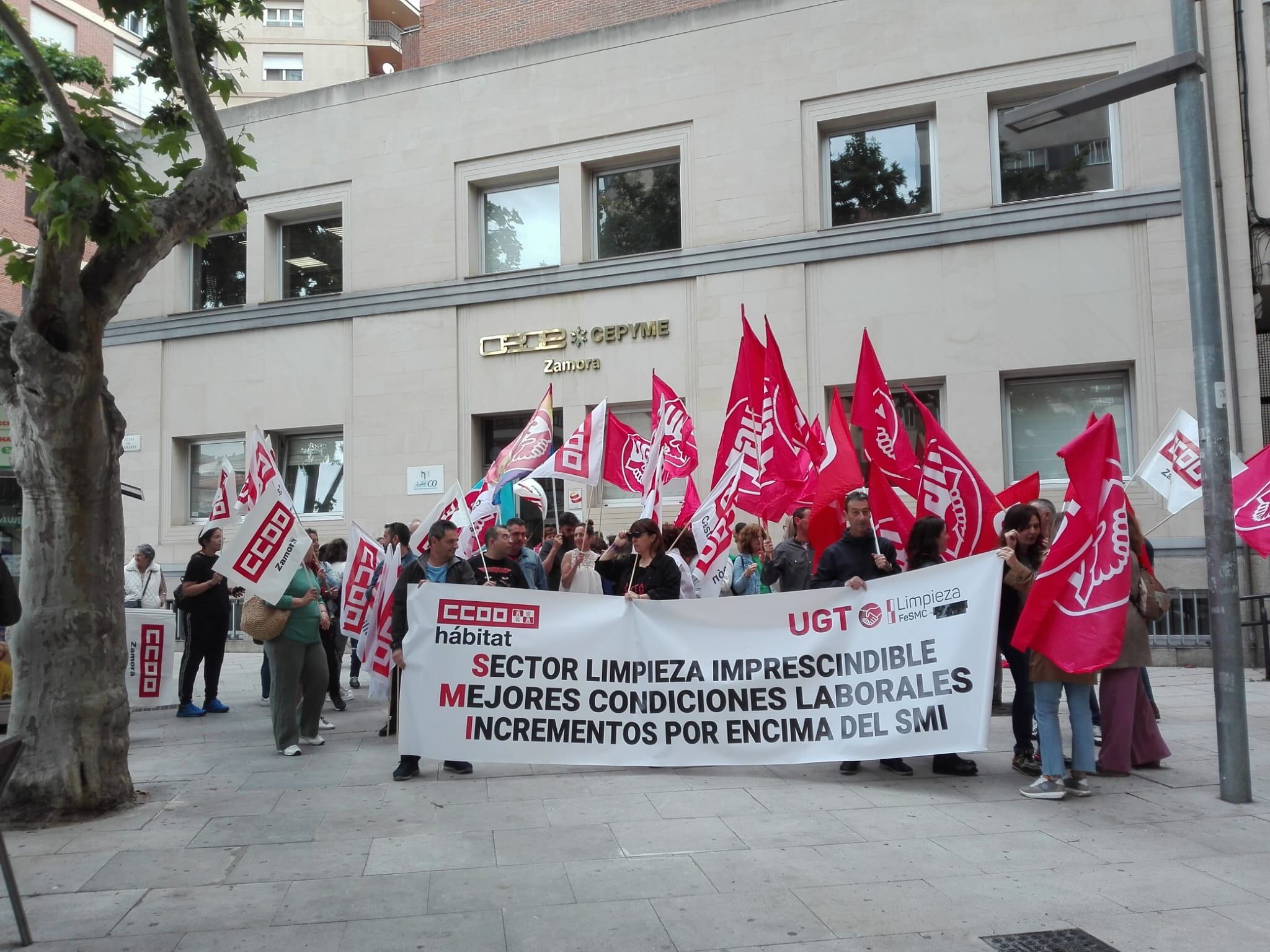 Concentración de los trabajadores de la limpieza de edificios frente a la sede de la patronal