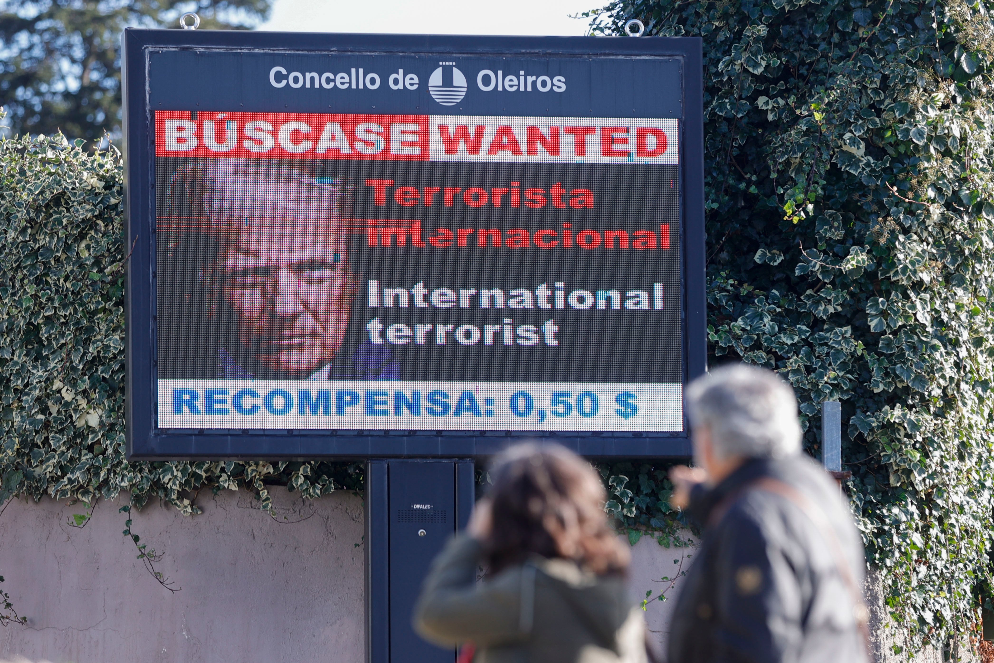 El gobierno local de Oleiros (A Coruña), en manos de Alternativa dos Veciños, ha lanzado un aviso de &#039;captura&#039; del presidente de los Estados Unidos, Donald Trump, con el ofrecimiento de una recompensa de medio dólar.