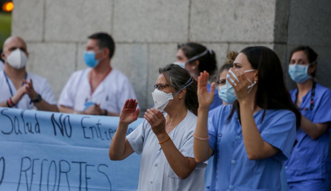 Personal sanitario del Hospital Clínico San Carlos de la Comunidad de Madrid aplaude durante la primera protesta de la desescalada con concentraciones en hospitales y centros de salud.