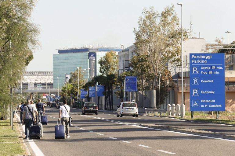 Pasajeros que abandonan el aeropuerto de Fiumicino, que está cerrado temporalmente por el incendio