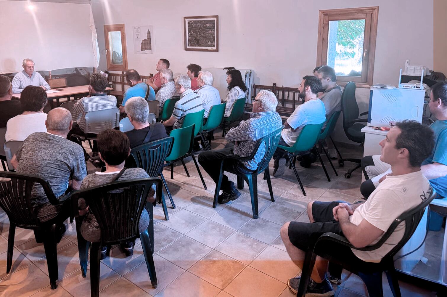 Álvaro Bescós en la reunión con vecinos de la zona celebrada en Olsón. Foto: DPH