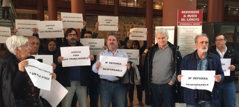 Los trabajadores durante el encierro en el museo del Ejército