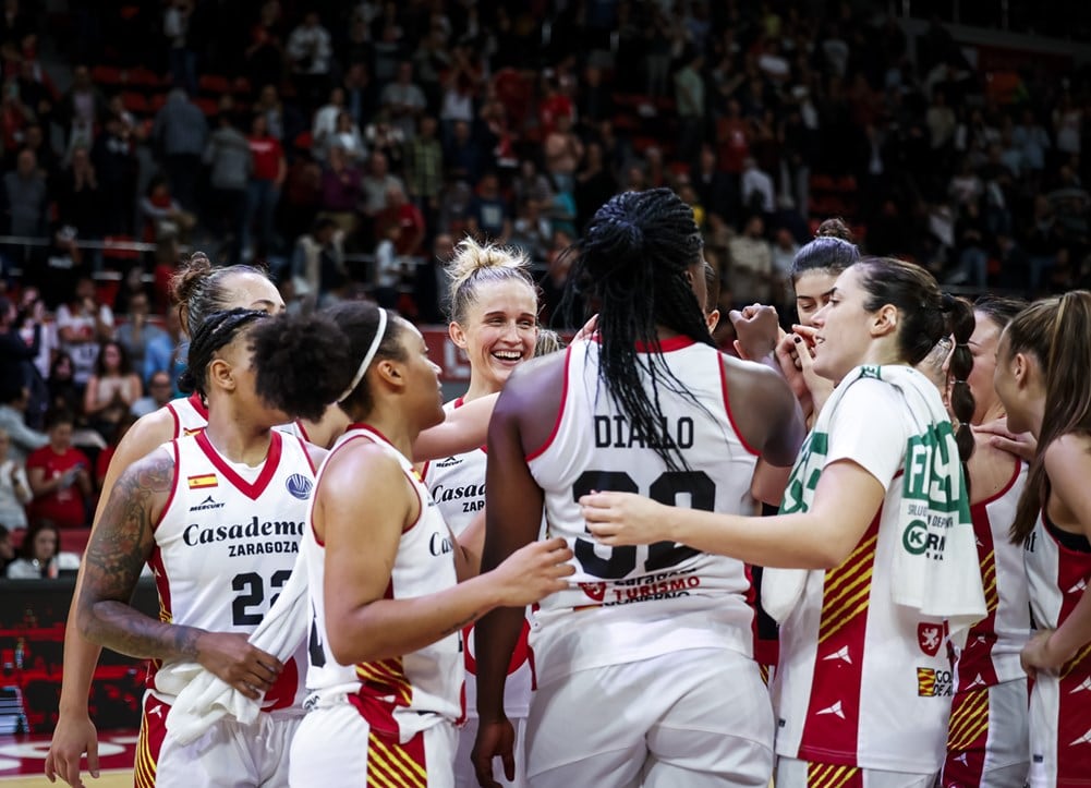 Las jugadoras del Casademont celebran la única victoria de la temporada al Valencia Basket