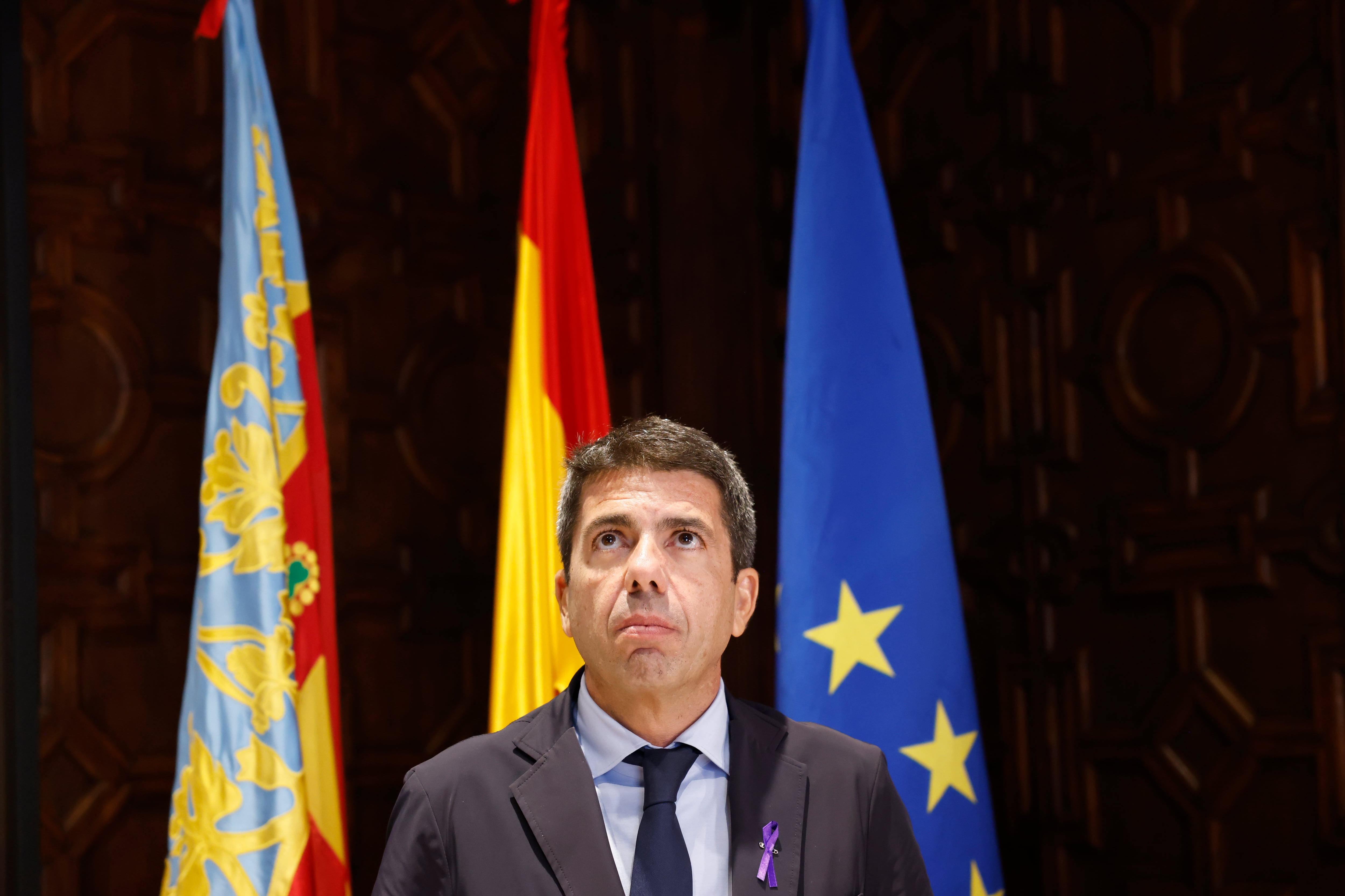 VALÈNCIA, 25/11/2024.-El president de la Generalitat, Carlos Mazón, durante su reunión con el nuevo conseller de Emergencias e Interior de la Generalitat, Juan Carlos Valderrama, este lunes en València.-EFE/ Ana Escobar
