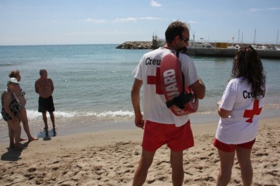 Dos socorristes a la platja de Coma-ruga, on hi ha hagut tres morts aquest estiu