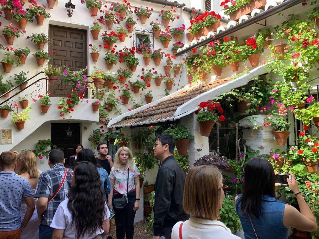 Turistas en el interior de un patio en San Basilio