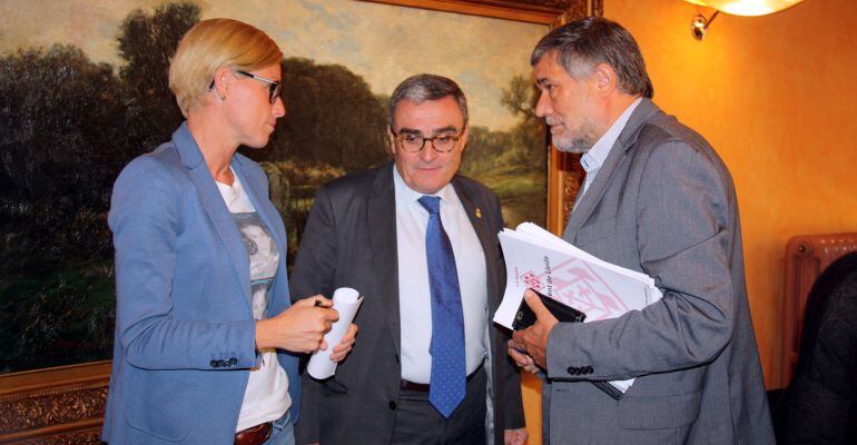 Pla mig de l&#039;alcalde de Lleida, Àngel Ros (al centre), entre la tinent d&#039;alcalde responsable d&#039;Hisenda, Montse Mínguez, i el director de Serveis i Coordinació General de la Paeria, Josep Farrero, drets, després de la roda de premsa sobre ordenances. Imatg