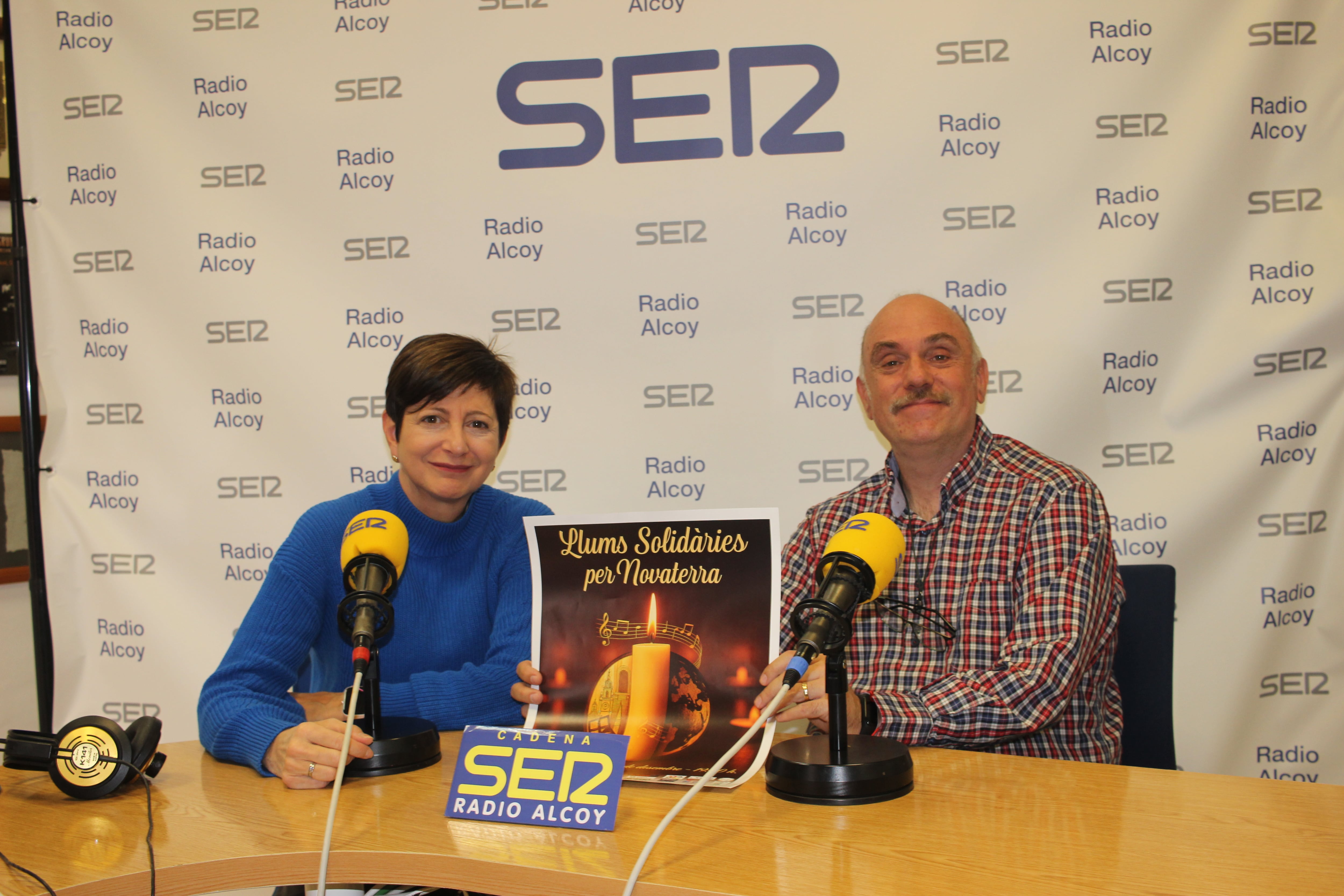 Ana Valls i Gabi Barrachina, en l'estudi central de Radio Alcoy, amb un cartell d'aquesta proposta cultural