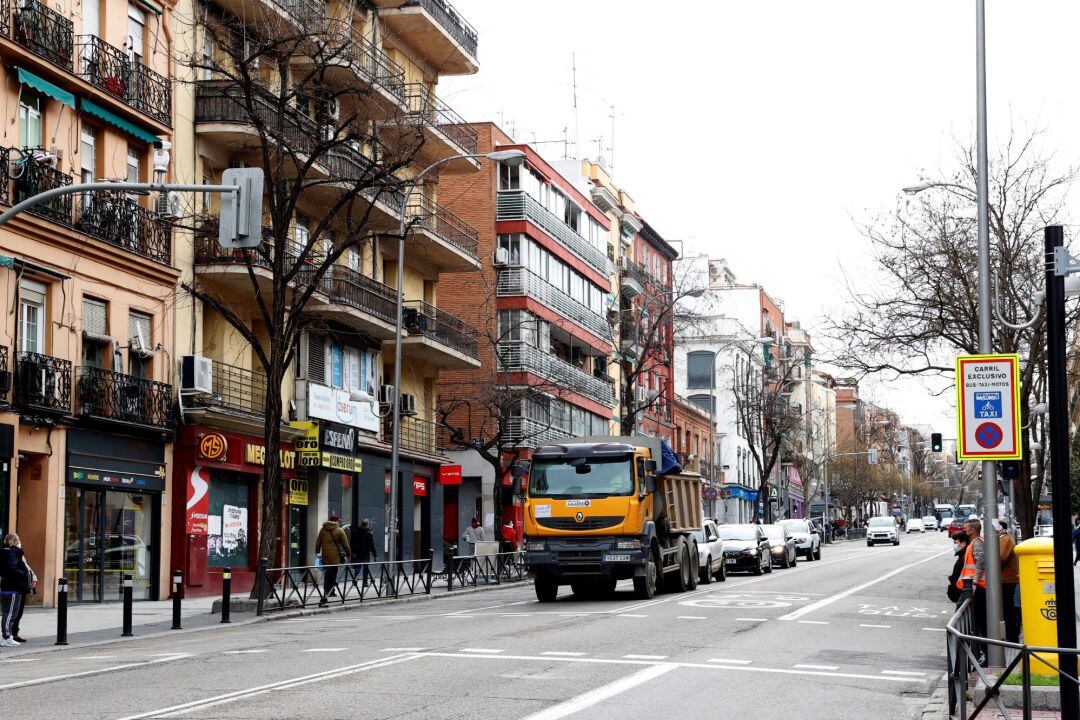 Vista del ambiente en las calles de la zona básica del Pozo del Tío Raimundo (Puente de Vallecas).