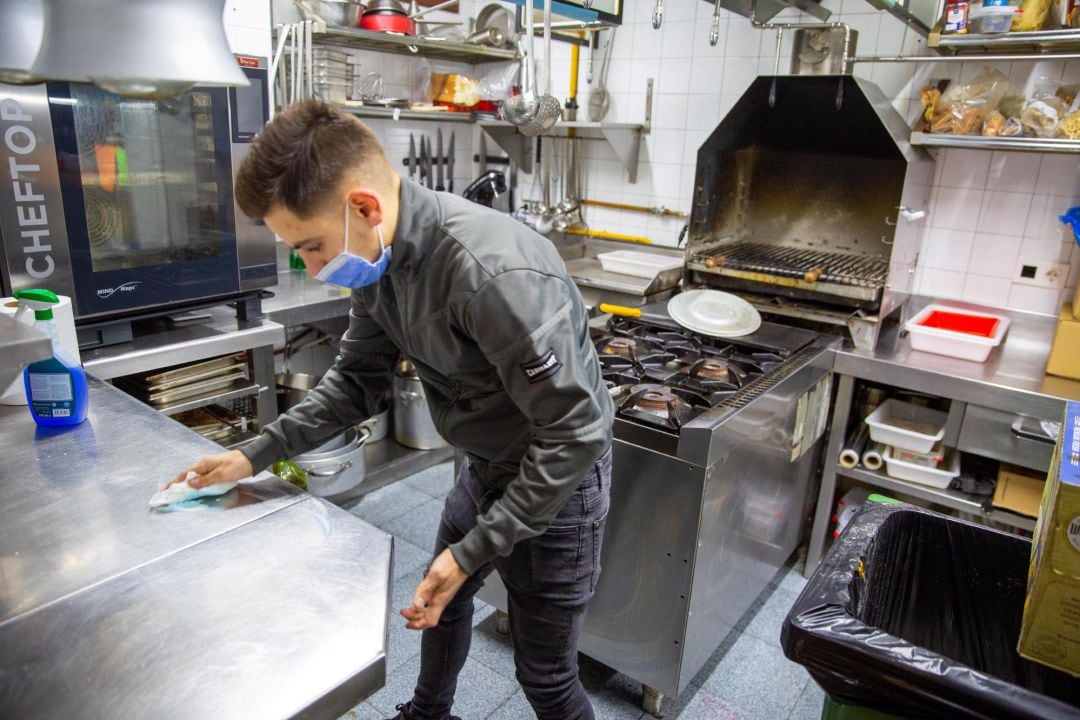 El responsable de un restaurante del Casco Viejo de Vitoria preparan la reapertura del establecimiento este viernes, víspera de la entrada en vigor esta próxima medianoche de las nuevas medidas