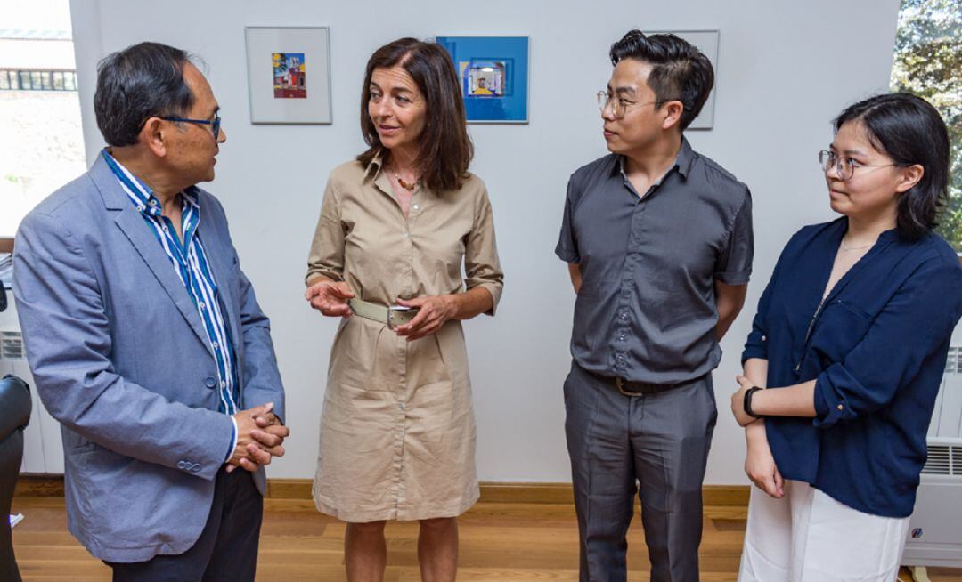 Elena Vicente, vicerrectora de Internacionalización y Antonio Lee, delegado para asuntos asiáticos de la UBU, junto a representantes de la Yunnan Business College