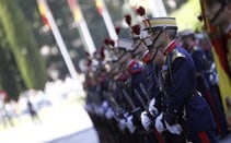 Una compañía de la Guardía Real rinde los Honores de Ordenanza antes del inicio del homenaje ante el monumento a los caídos en la madrileña plaza de la Lealtad