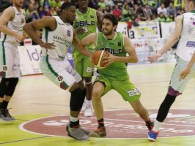 Carles Marzo entra a canasta defendido por De Lattibeaudiere