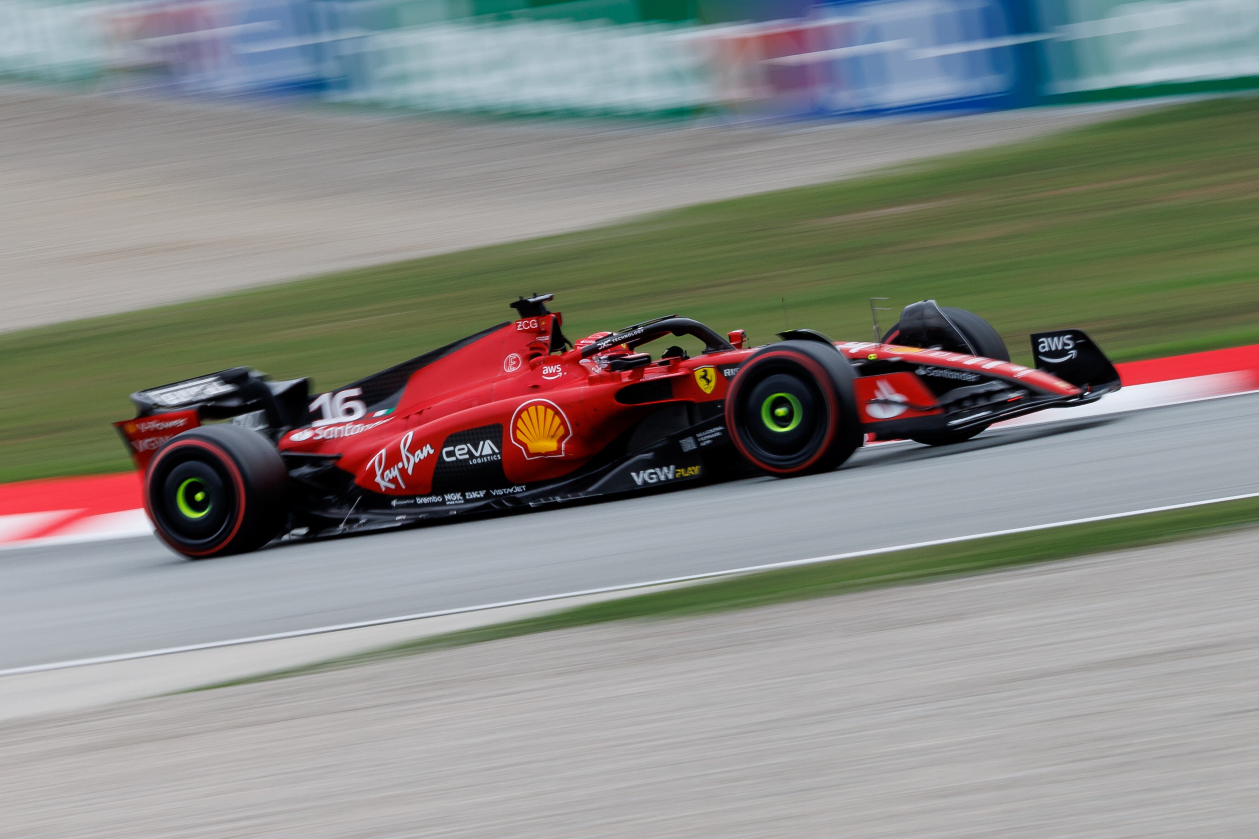 El Ferrari de Charles Leclerc durante el GP de España 2023