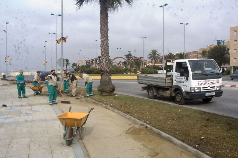 Operarios municipales tratan de restaurar la normalidad en el paseo marítimo de Poniente