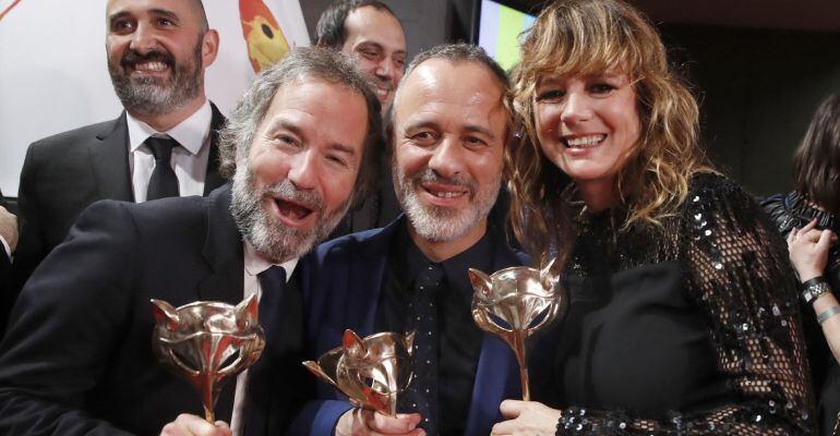 El productor Pedro Hernández y los actores Javier Gutiérrez y Emma Suárez posan con los premios recibidos en la gala de entrega de los Premios Feroz