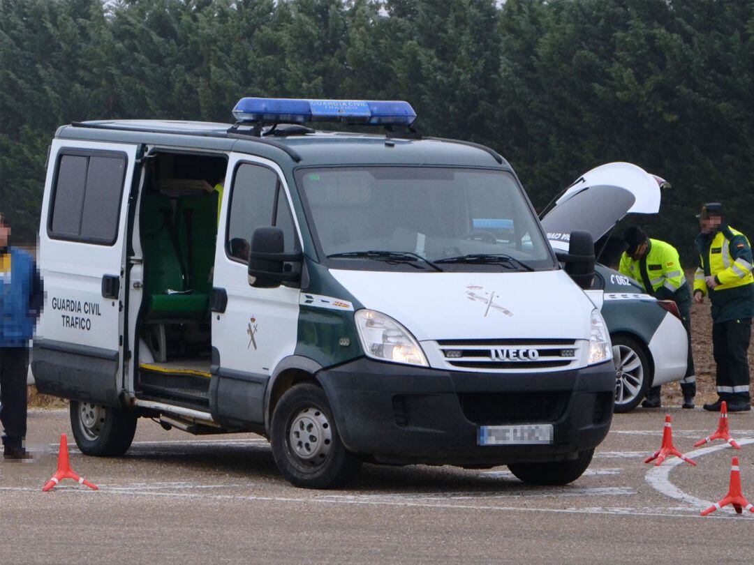 Agentes de la Guardia Civil durante la intervención