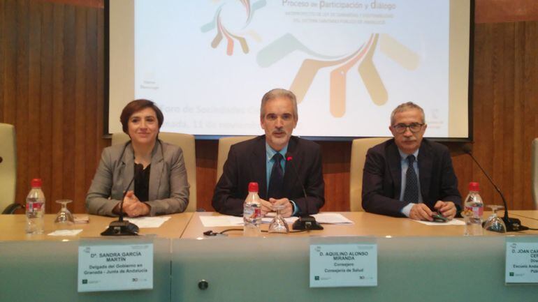 El consejero de Salud de la Junta, Aquilino Alonso, en el centro, junto a la delegada del Gobierno andaluz en Granada, Sandra García, y el director de la Escuela Andaluza de Salud Pública Joan Carles March