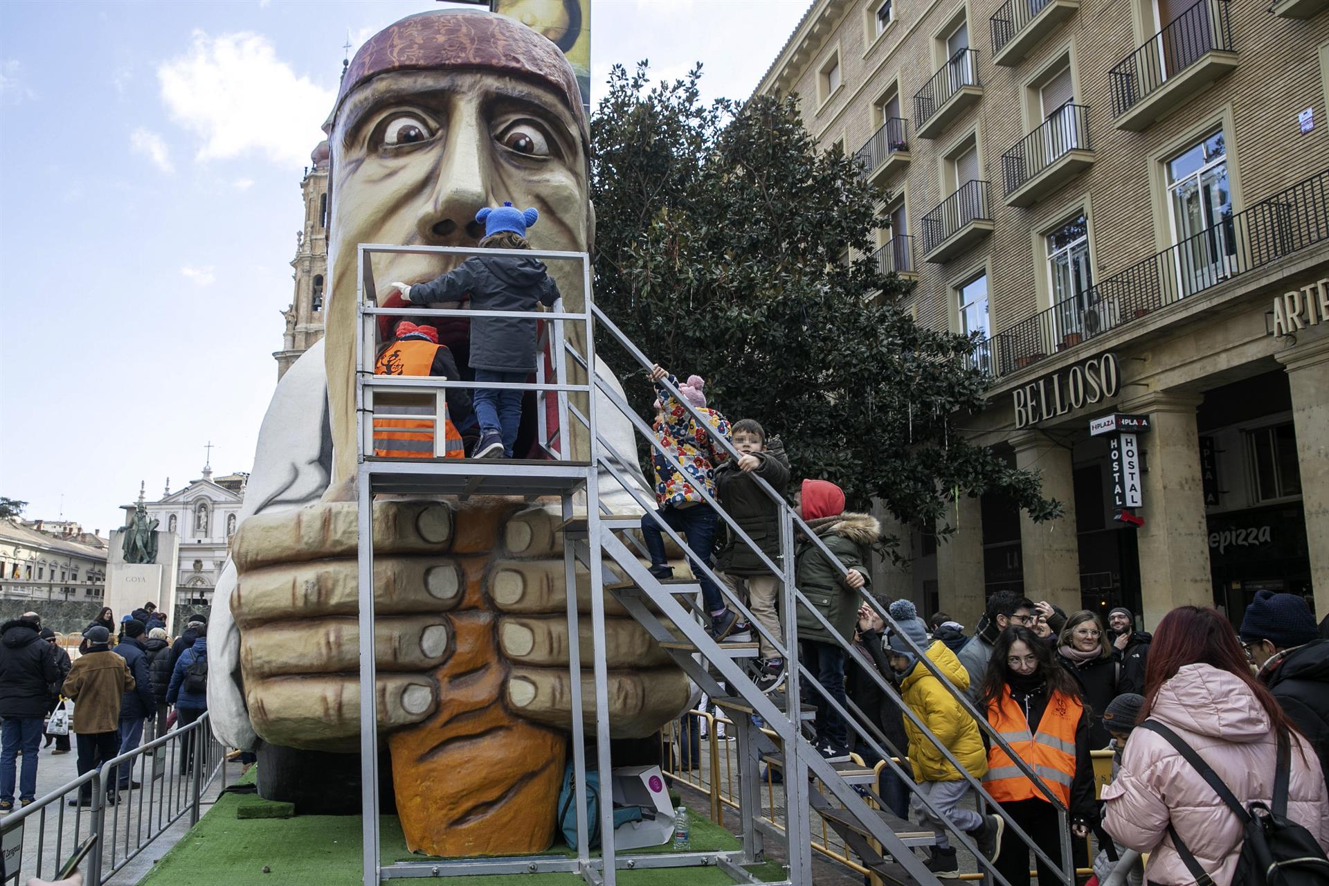 Unos niños suben al tradicional tobogán zaragozano &quot;Tragachicos&quot;