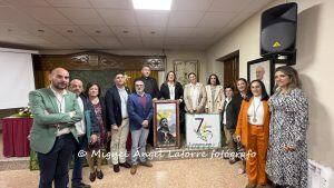 Foto de familia con miembros junta de gobierno, alcaldesa, concejala, cronista y párrocos