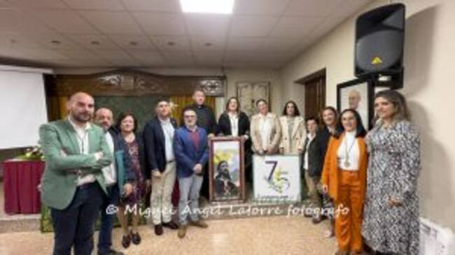 Foto de familia con miembros junta de gobierno, alcaldesa, concejala, cronista y párrocos