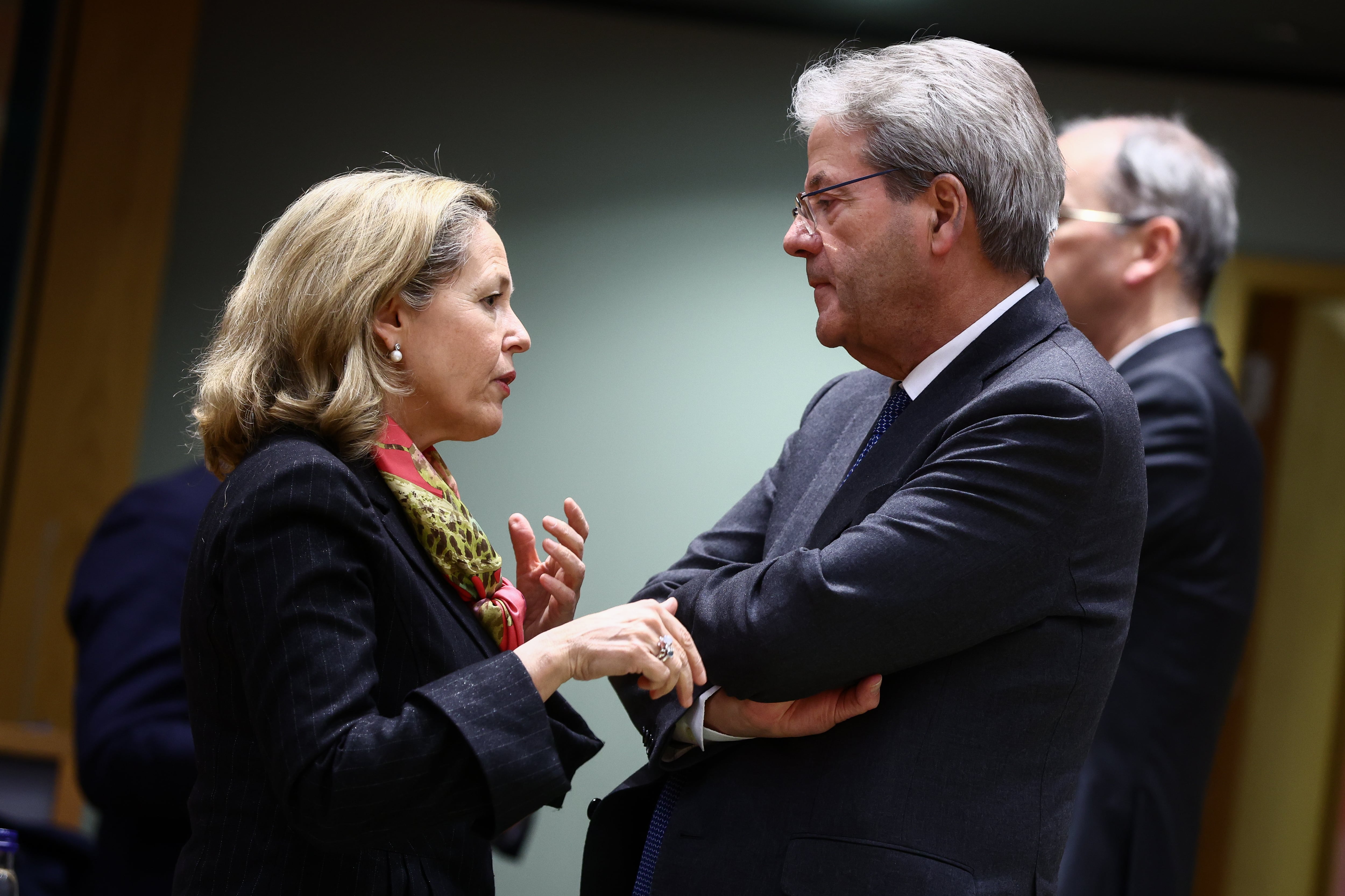 Bruselas (Belgica), 13/02/2023.- La vicepresidenta Nadia Calviño y el comisario europeo de Economía, Paolo Gentiloni durante una reunión del Eurogrupo(Bélgica, Bruselas) EFE/EPA/STEPHANIE LECOCQ