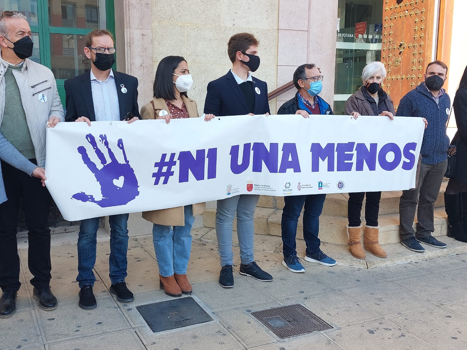 Concentración frente al Ayuntamiento de Totana para condenar el asesinato de una joven de 17 años en esta localidad