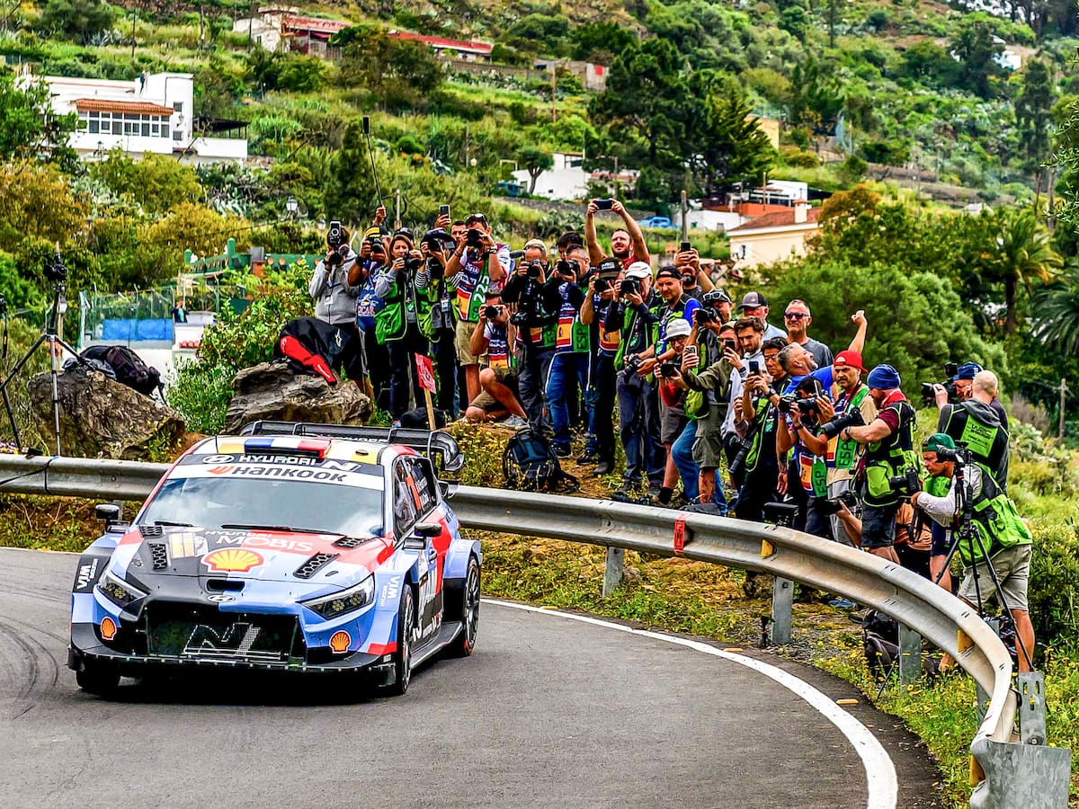 Una multitud de coches mal aparcados obliga a cancelar el tramo 'Tejeda-San Mateo' del Rally Islas Canarias