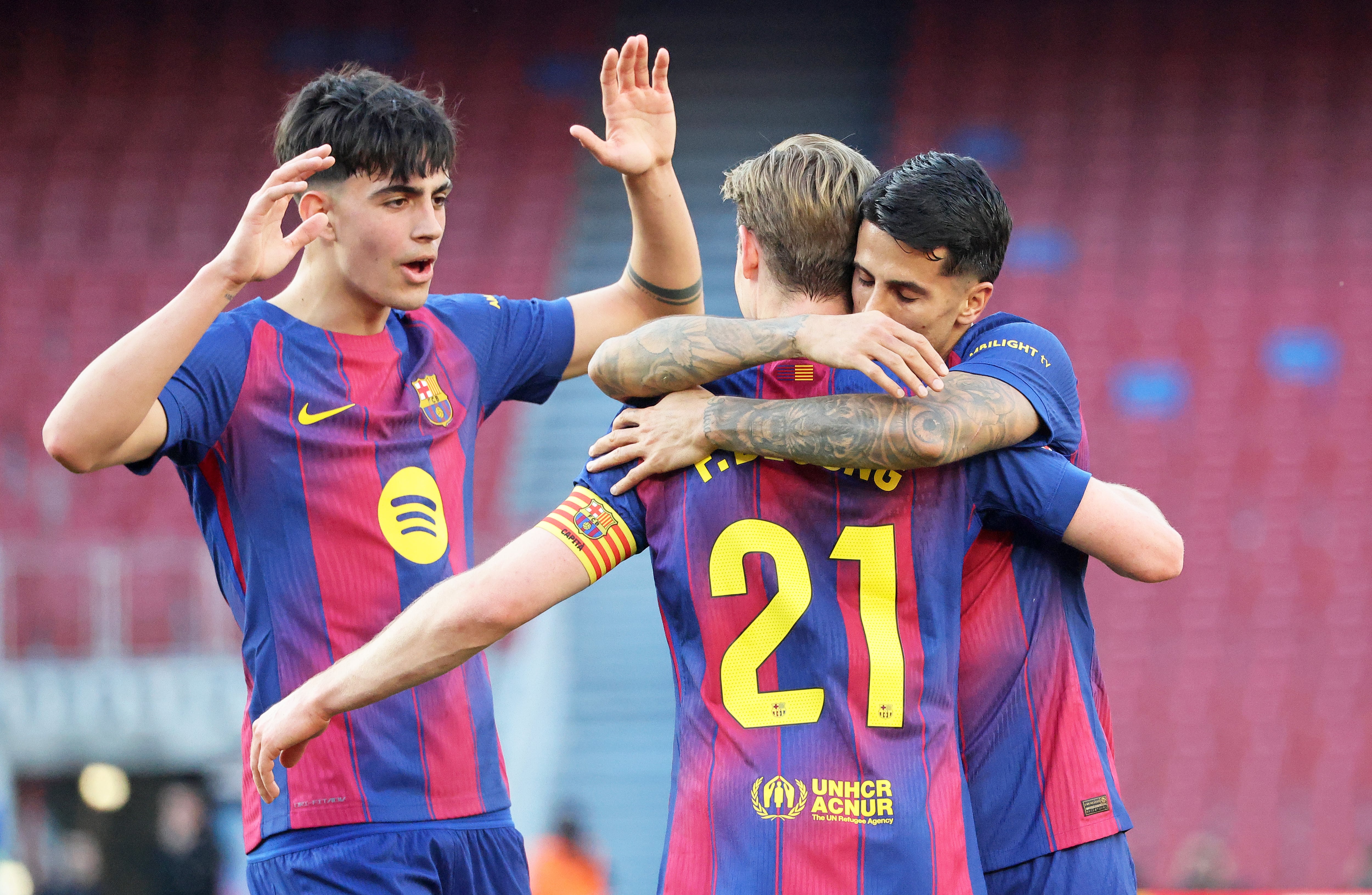 Cancelo, De Jong y Bernal celebran un gol en el Barça-Levante