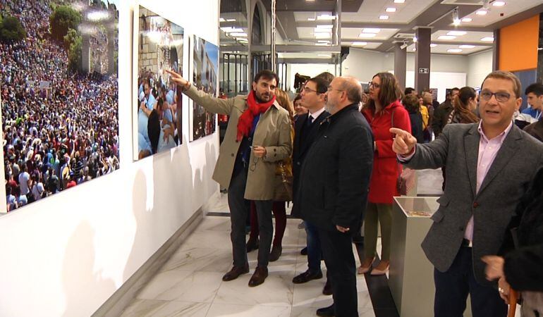 Juan Ángel Pérez, diputado de cultura, el edil de festejos, Pedro Luis Rodríguez, el comisario de la exposición, Enrique Gómez, la edil de juventud, Nuria Rodríguez y el alcalde de Andújar, Paco Huertas, contemplando las imágenes de Manuel José Gómez