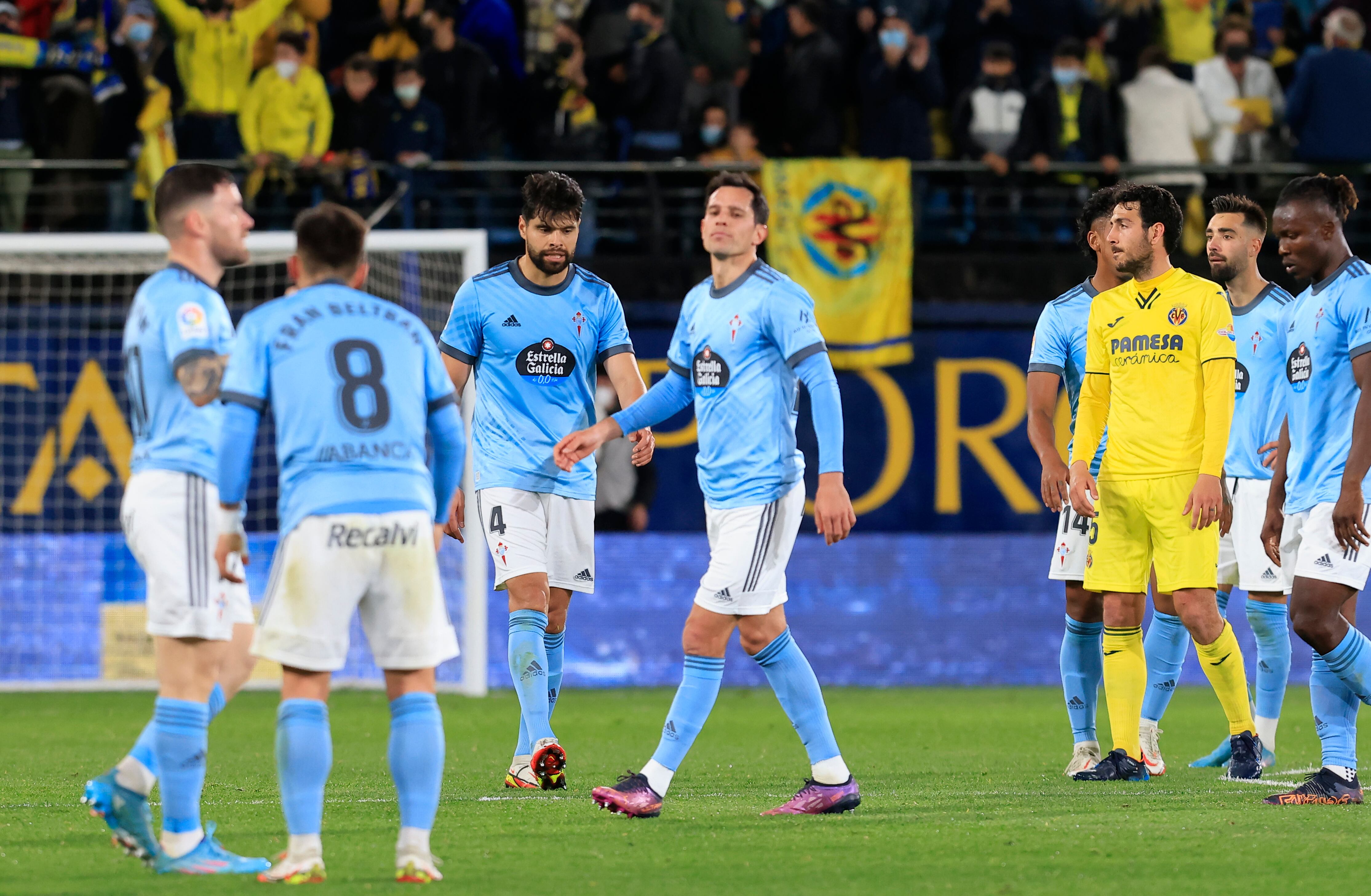 VILLARREAL, 12/03/2022.- Jugadores del Celta y del Villarreal a la finalización del encuentro correspondiente a la jornada 28 de primera división que han disputado hoy sábado en el estadio de La Cerámica, en la localidad castellonense. EFE / Domenech.