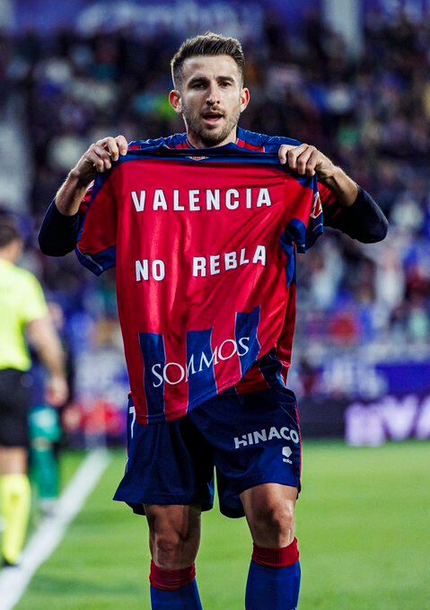 Gerard Valentín tras marcar su gol mostró una camiseta en recuerdo a Valencia