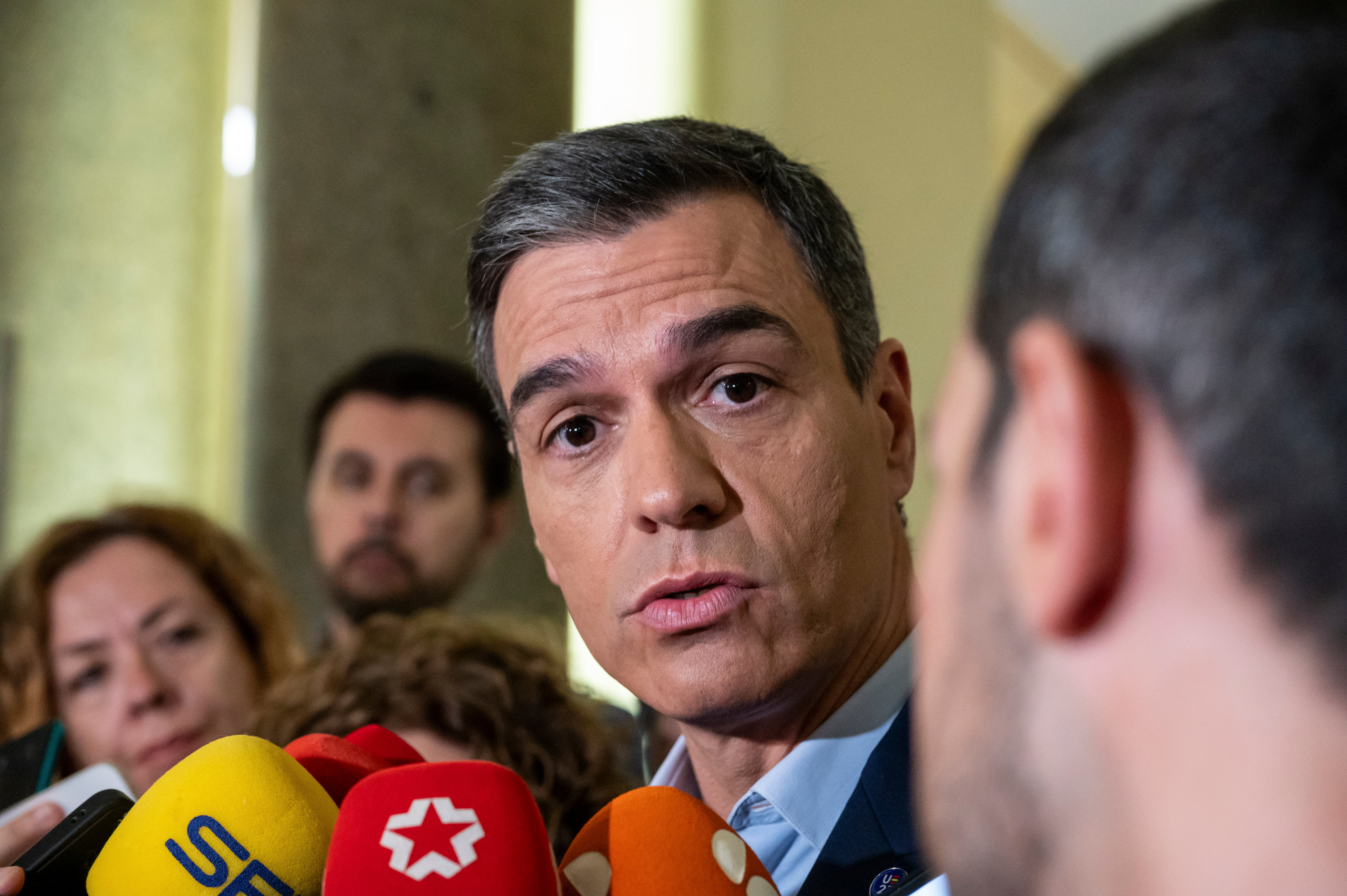 MADRID, 14/07/2023.- El presidente del Gobierno, Pedro Sánchez atiende a los medios a su llegada a un acto este viernes en el Círculo de Bellas Artes de Madrid durante un acto en apoyo de la cultura. EFE/ Fernando Villar
