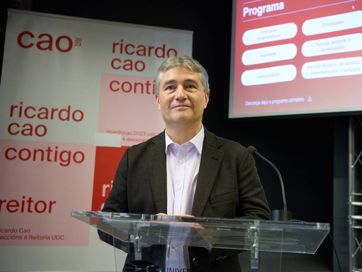 El candidato a Rector de la UDC Ricardo Cao presenta su programa acompañado por su equipo