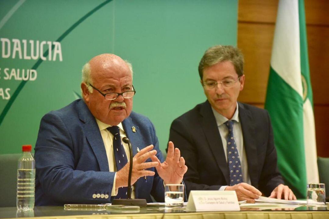 El consejero de Salud, Jesús Aguirre, junto al portavoz de la Junta para la listeria, José Miguel Cisneros, durante su comparecencia