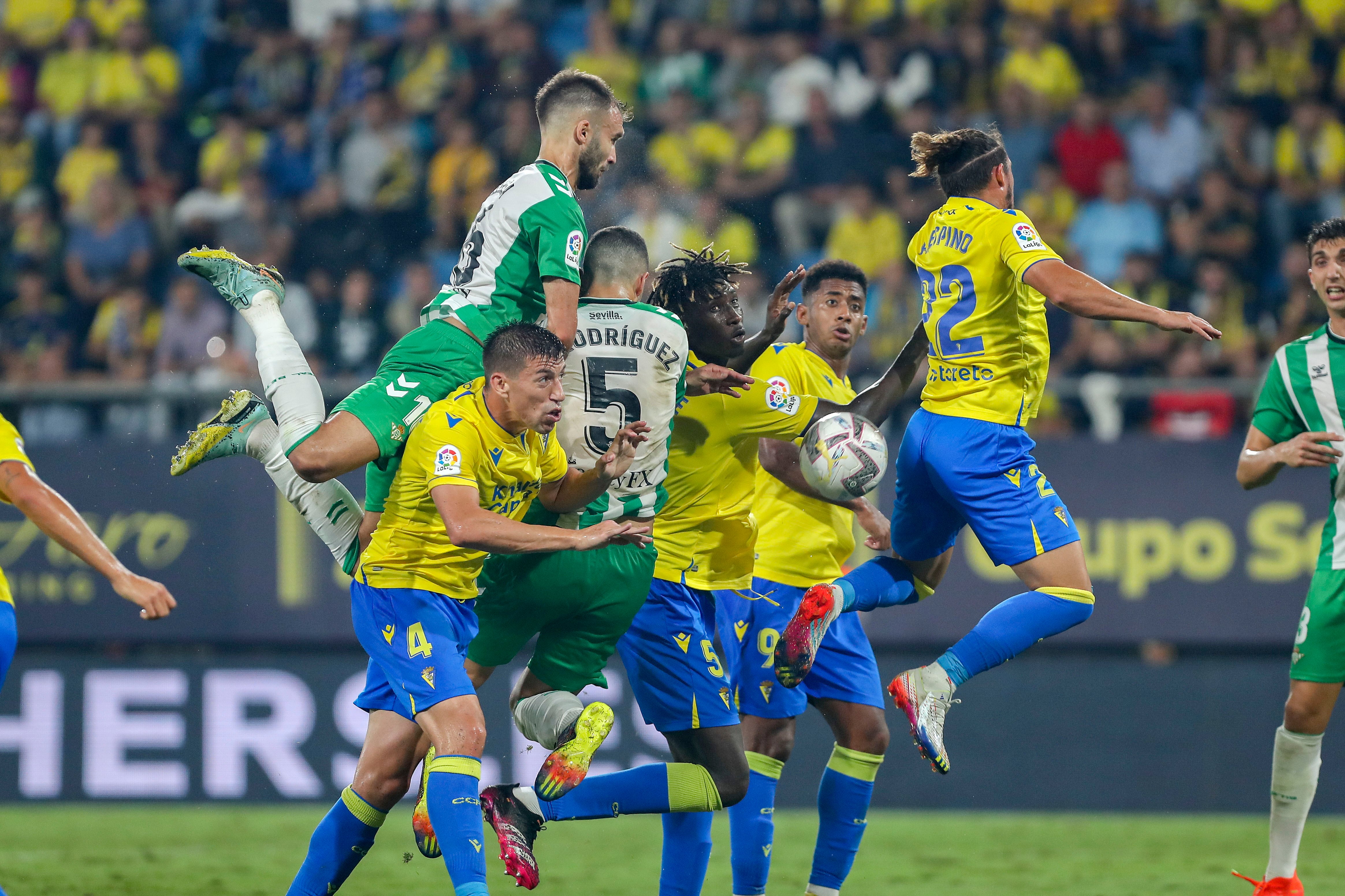 CÁDIZ, 19/10/2022.- Jugadores del Cádiz y del Betis pelean un balón durante el partido de Liga en Primera División en el estadio Nuevo Mirandilla, en Cádiz. EFE/Román Ríos