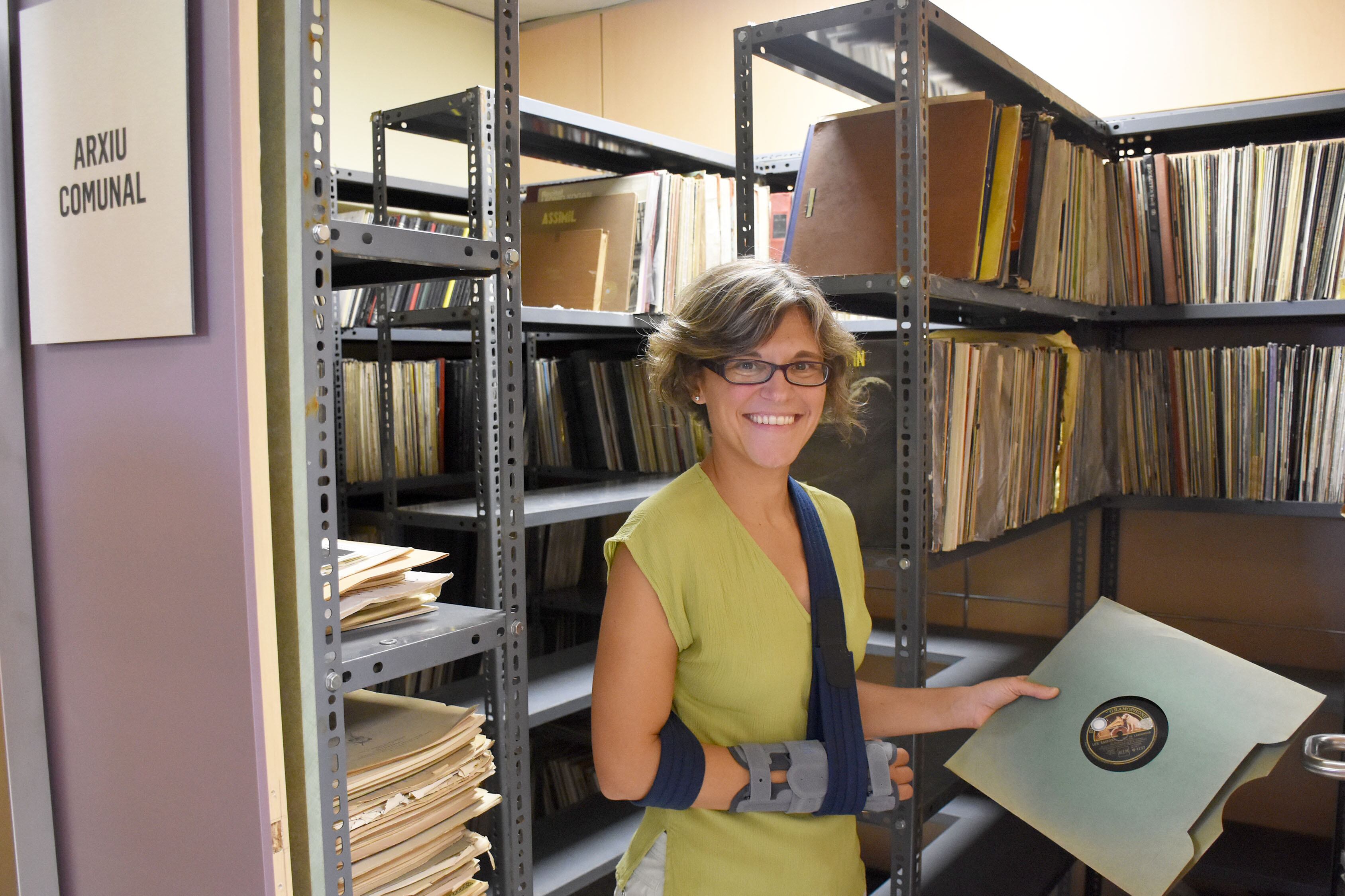 L'arxivera comunal, Laia Farrés, amb la col·lecció de vinils que la família Redd va donar a la corporació l'any 2008 amb milers d'originals.