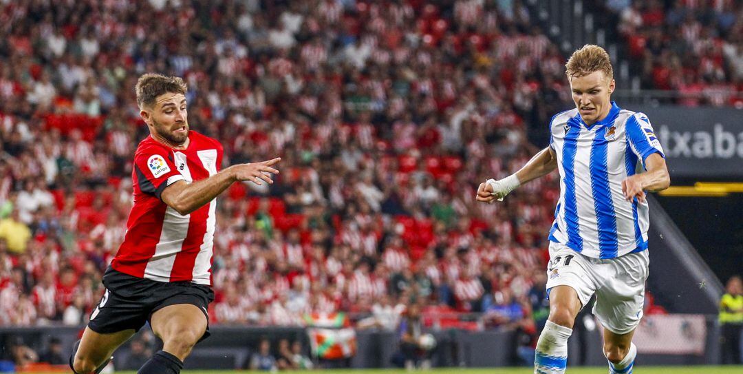 Yeray y Odegaard durante el partido liguero entre Athletic y Real en San Mamés