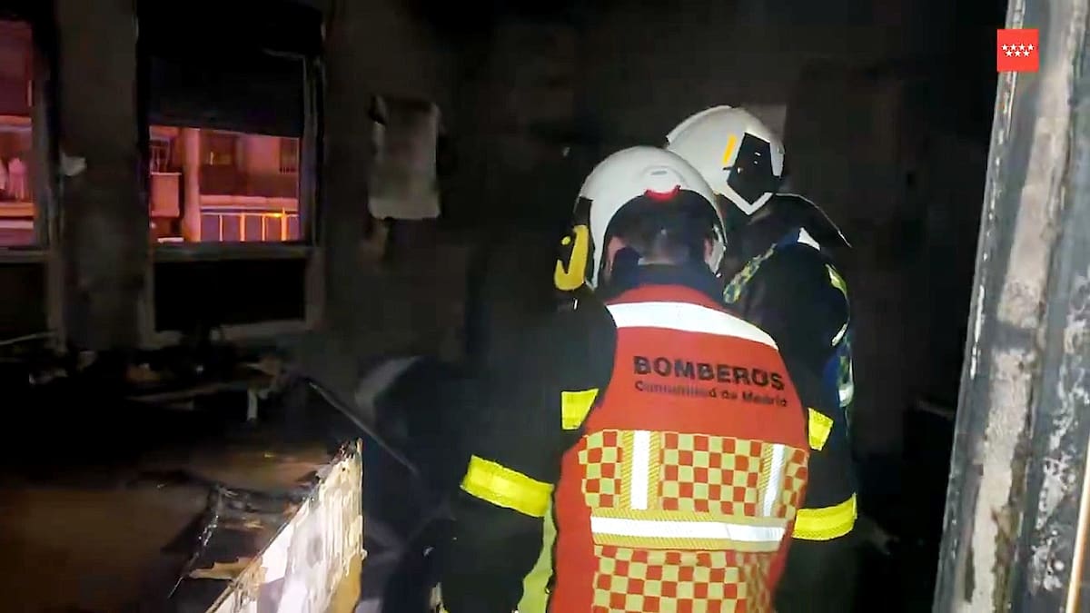 Cuatro intoxicados por humo tras el incendio de una vivienda en Leganes