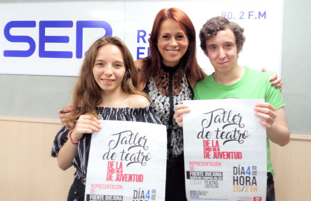 Olga Sanchiz junto a los alumnos, Paz y Samuel, en Radio Elda SER