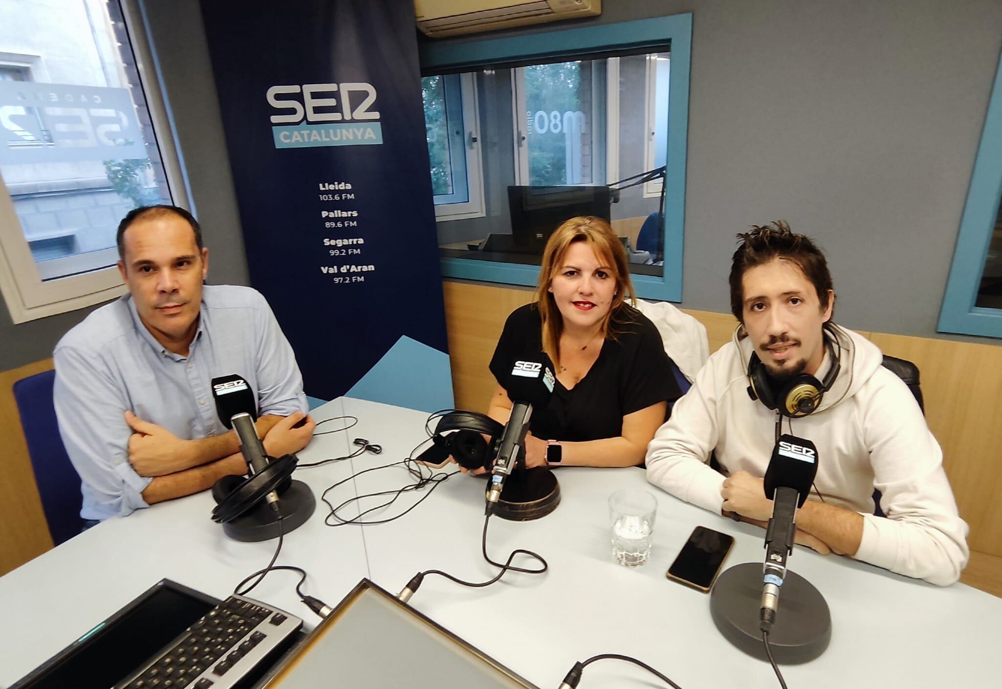 D'esquerra a dreta, Isaac Caballero, Pilar Garcia i David Salcedo, representants de la recentment creada associació veïnal i de comerciants del barri de la Mariola. Durant l'entrevista a l'Aquí Lleida de Ràdio Lleida.
