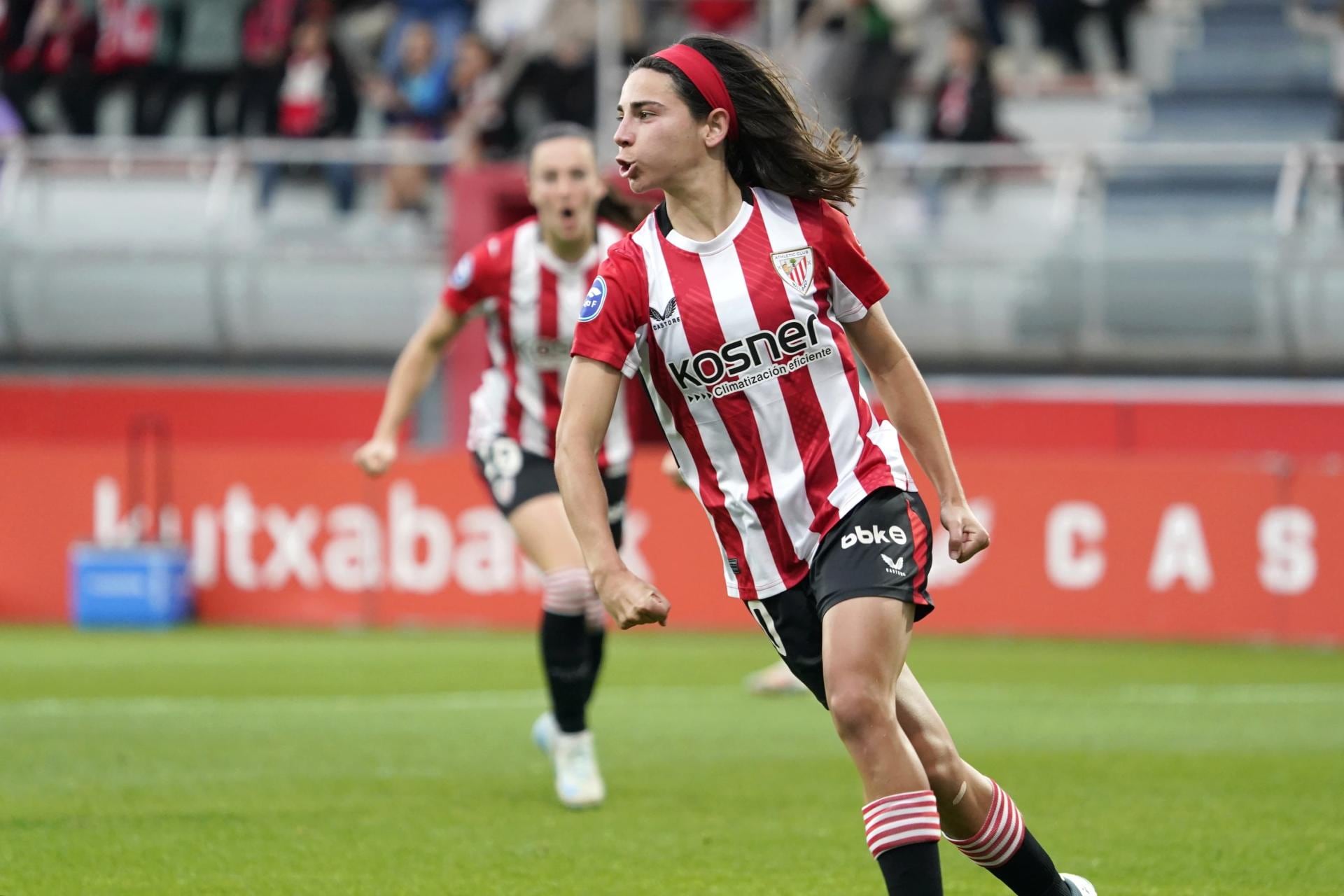 La jugadora del Athletic Club, Ane Elexpuru, celebra el segundo gol logrado ante el Real Betis