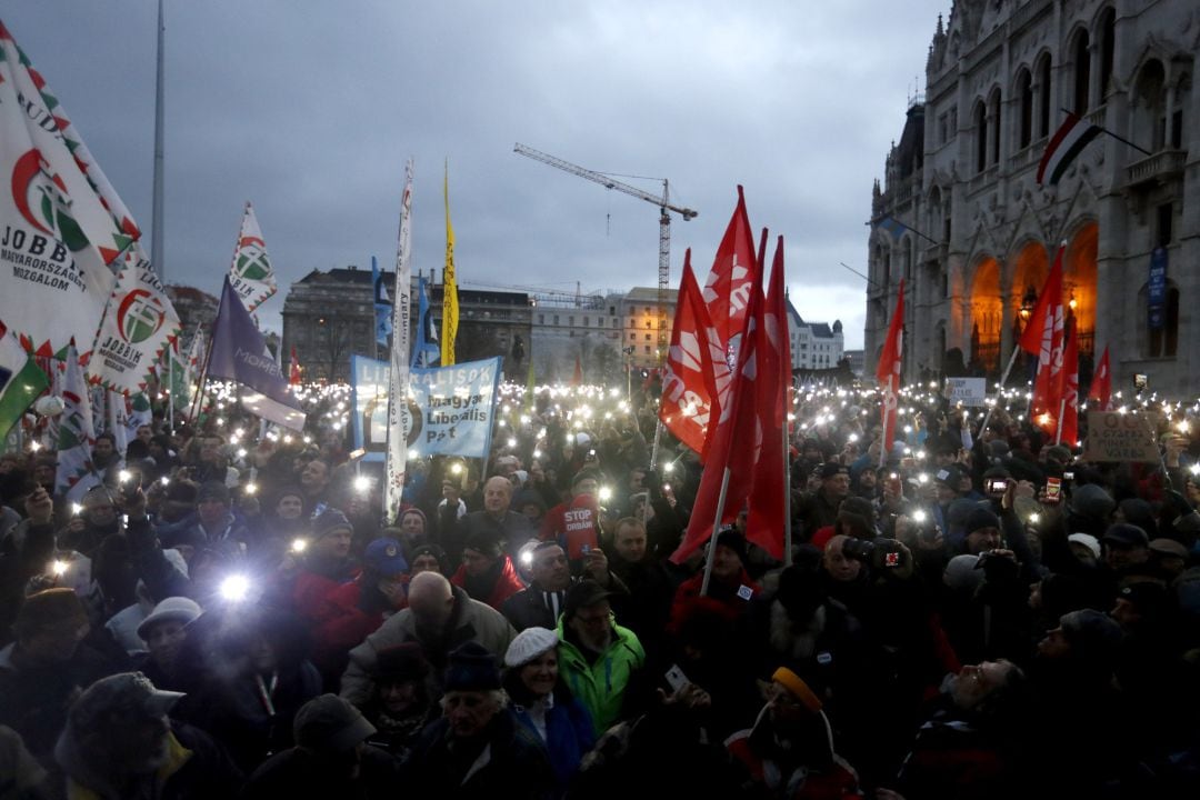 Ciudadanos húngaros se manifiestan en contra de Viktor Orban