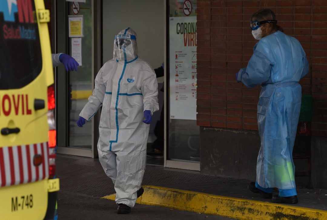 Trabajadores en la entrada del hospital Severo Ochoa.