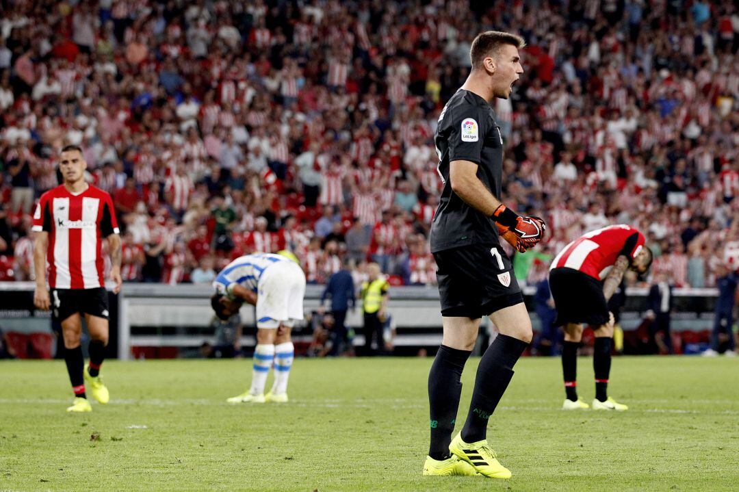 Unai Simón celebra una parada en el último minuto de partido