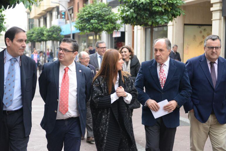 Fernando Villatoro, junto a dirigentes políticos