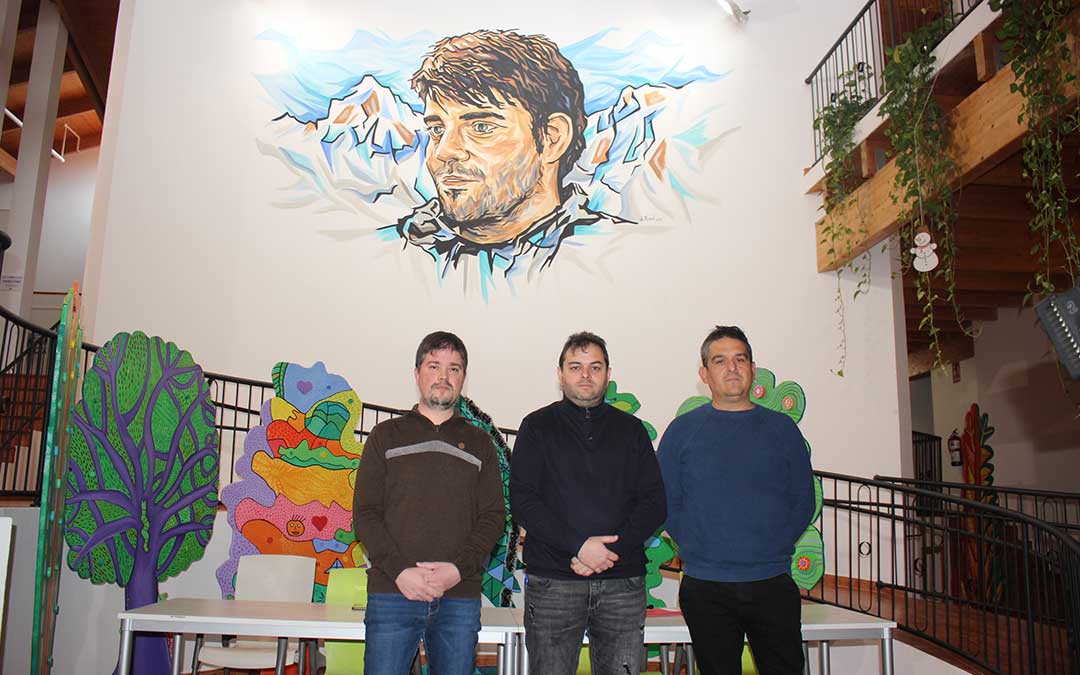 Chema Salvador, secretario territorial de CHA en las comarcas turolenses; Nacho Blasco, miembro de los Amigos de Iranzo; y Carles Mulet, senador de Compromís; han comparecido este viernes en rueda de prensa en el CEA Ítaca de Andorra delante del mural en recuerdo de José Luis Iranzo