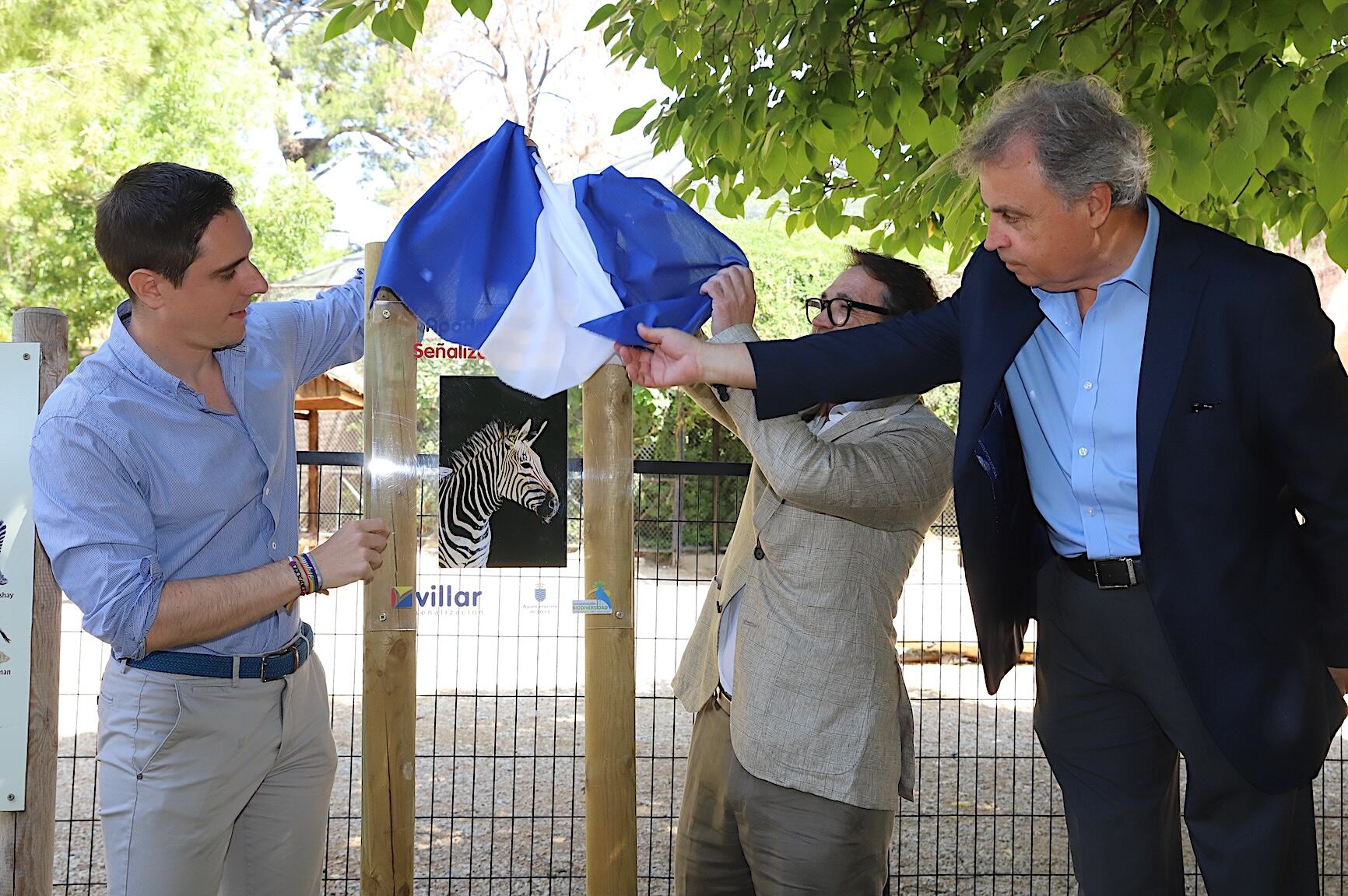 Imagen del acto de apadrinamiento de las cebras del zoo de Jerez por parte de la empresa Señalizaciones Villar