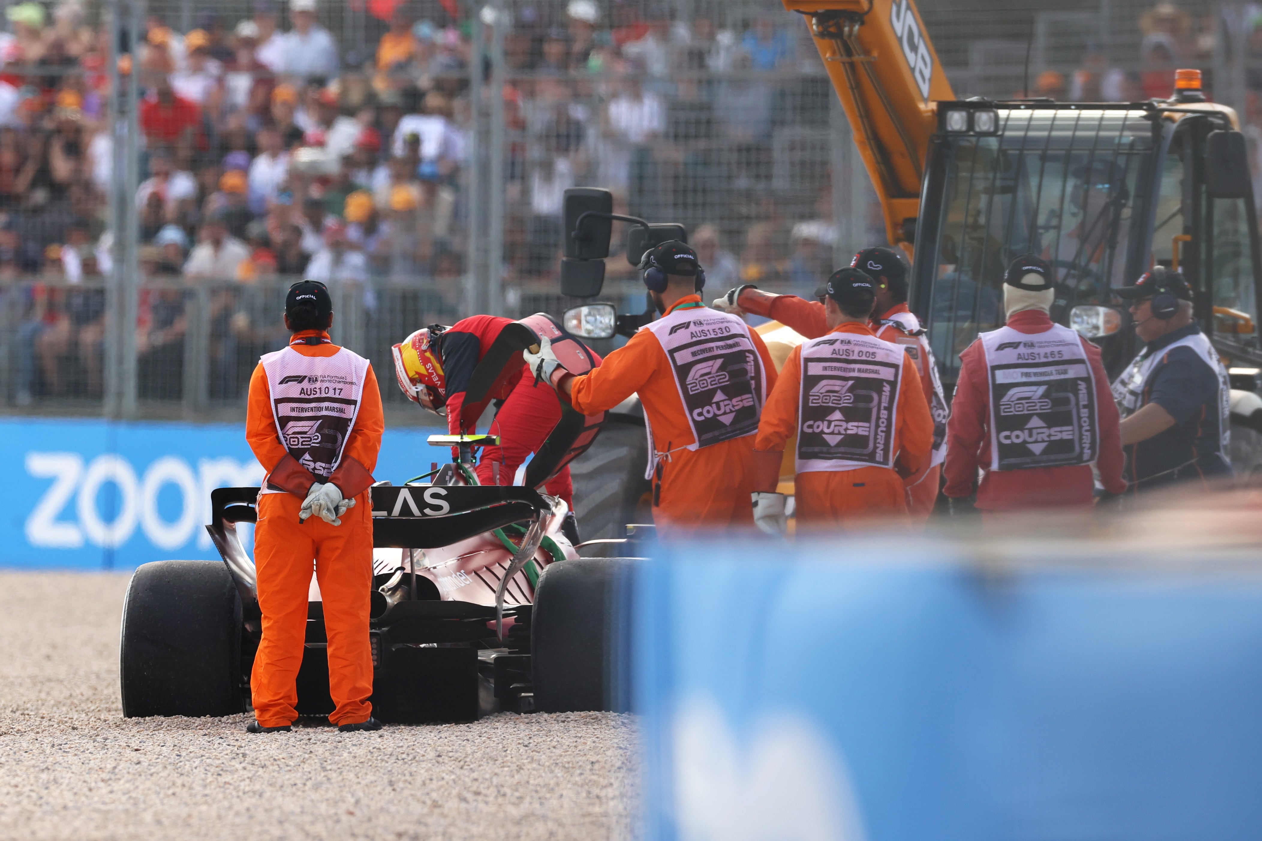 Carlos Sainz, sobre la grava del circuito de Albert Park. El piloto de Fórmula 1 abandonó en la vuelta 3 tras un trompo (Getty Images).