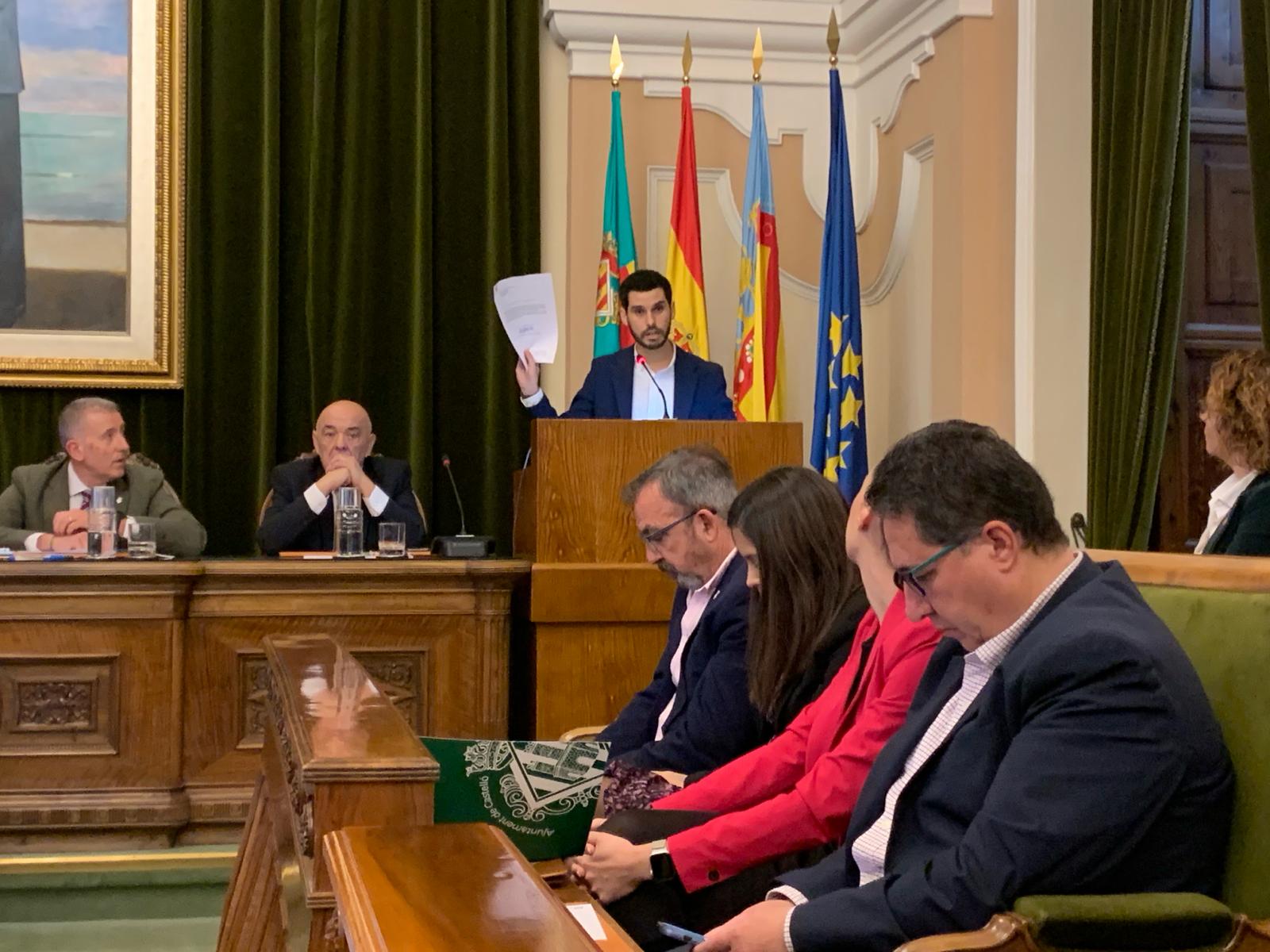 El concejal de movilidad, Cristian Ramírez, durante su intervención en el pleno extraordinario del Ayuntamiento de Castellón